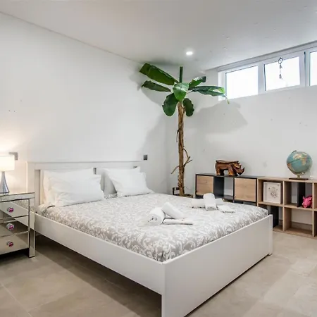 Sunny 3-bedroom Apartment